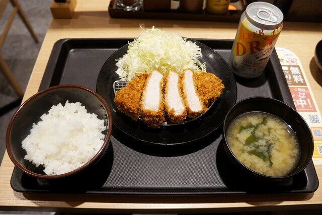 「超厚切りロースカツ定食」
