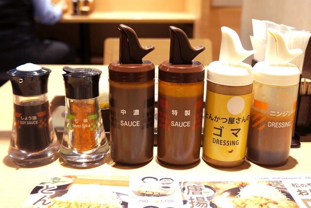 卓上の調味料たち