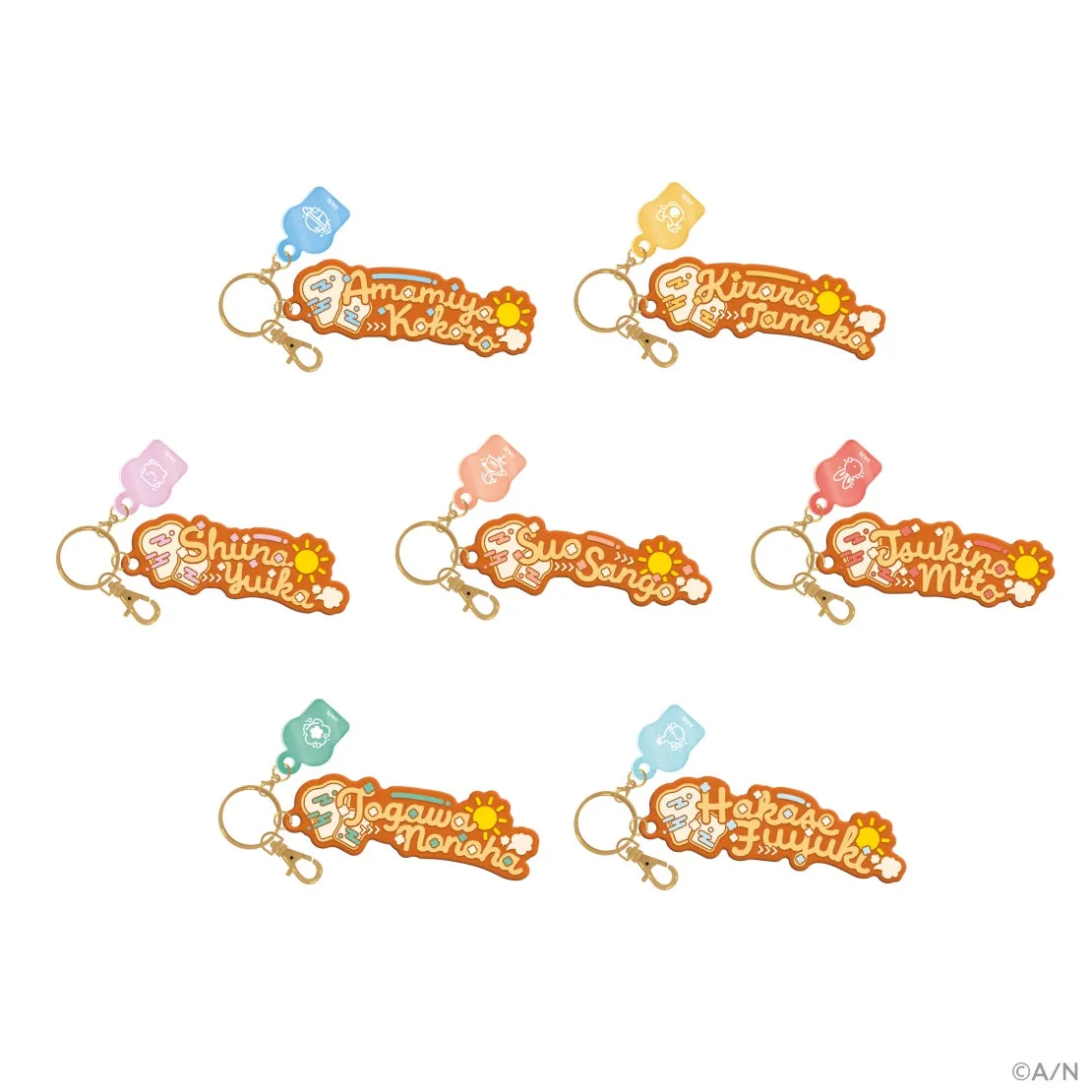 キーホルダーが7つ並んだ画像。各キーホルダーには名前が書かれており、それぞれ異なる色とデザインが施されている。