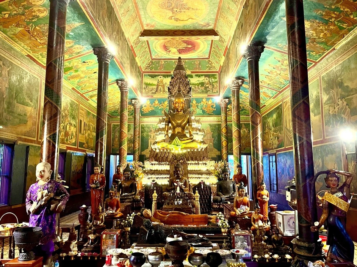 多数のコウモリの生息地としても有名な、プノンペンの観光名所「ワット・プノン」の内部。