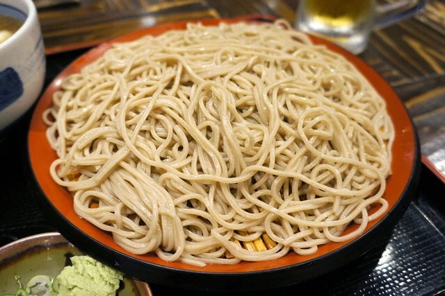 普通盛りでも大ボリュームのそば
