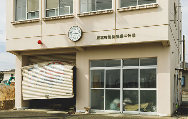 ほぼ地震発生時の時刻で時計の針が止まっていた消防団の詰め所。草刈りはしてあった