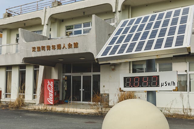 空間線量率を表示する電光掲示板。周囲に人はおらず、いったい誰のための情報なのか......