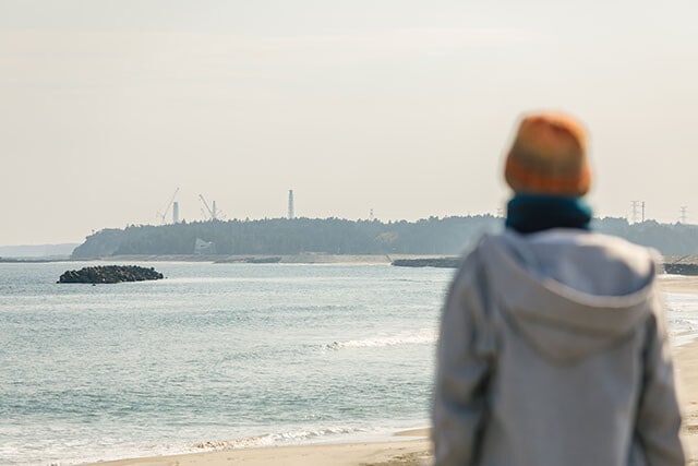 東京電力福島第一原子力発電所を防潮堤から、静かにジッと眺める小田原ドラゴン先生