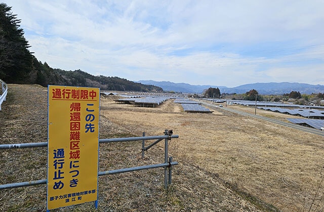 見渡す限りのメガソーラー畑。このメガソーラーでつくった電気を関東に送っているという