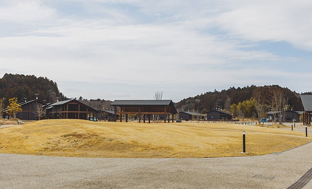 駅の西側に出ると、目の前に広がるのは新感覚な住居群。あまりの駅近ぶりにフリーズ