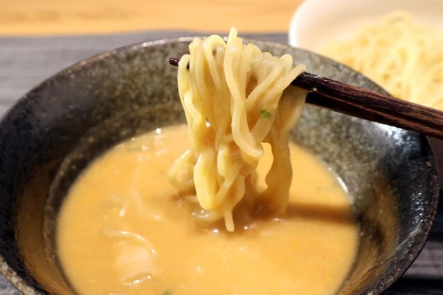 （５）超こってり！　スープが準備できたら熱いうちに食器に移し、麺をつけて食べよう。衝撃の濃度に驚くこと間違いなし。スープが先になくならないように、食べるペースには気をつけよう！
