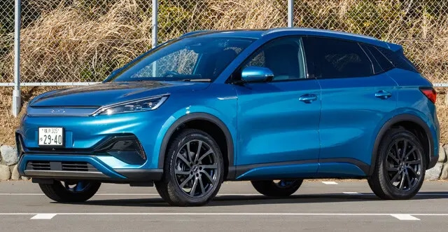 BYD アットスリー　価格：418万円～　フル充電時の走行距離（WLTCモード）は約470㎞。ちなみに車両重量はEVにしては軽い1750㎏なので軽快に走る