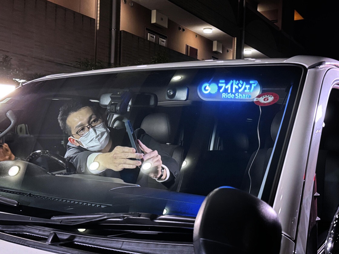 ライドシェアサービス開始に向けて運行の準備をするドライバー。タクシー運転手不足の解消を目指して、日本でも一部解禁された