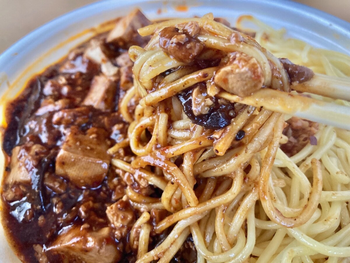 白米が欲しくなるほどの味わい!?【ファミマ】菰田欣也シェフ監修の麻婆焼そば