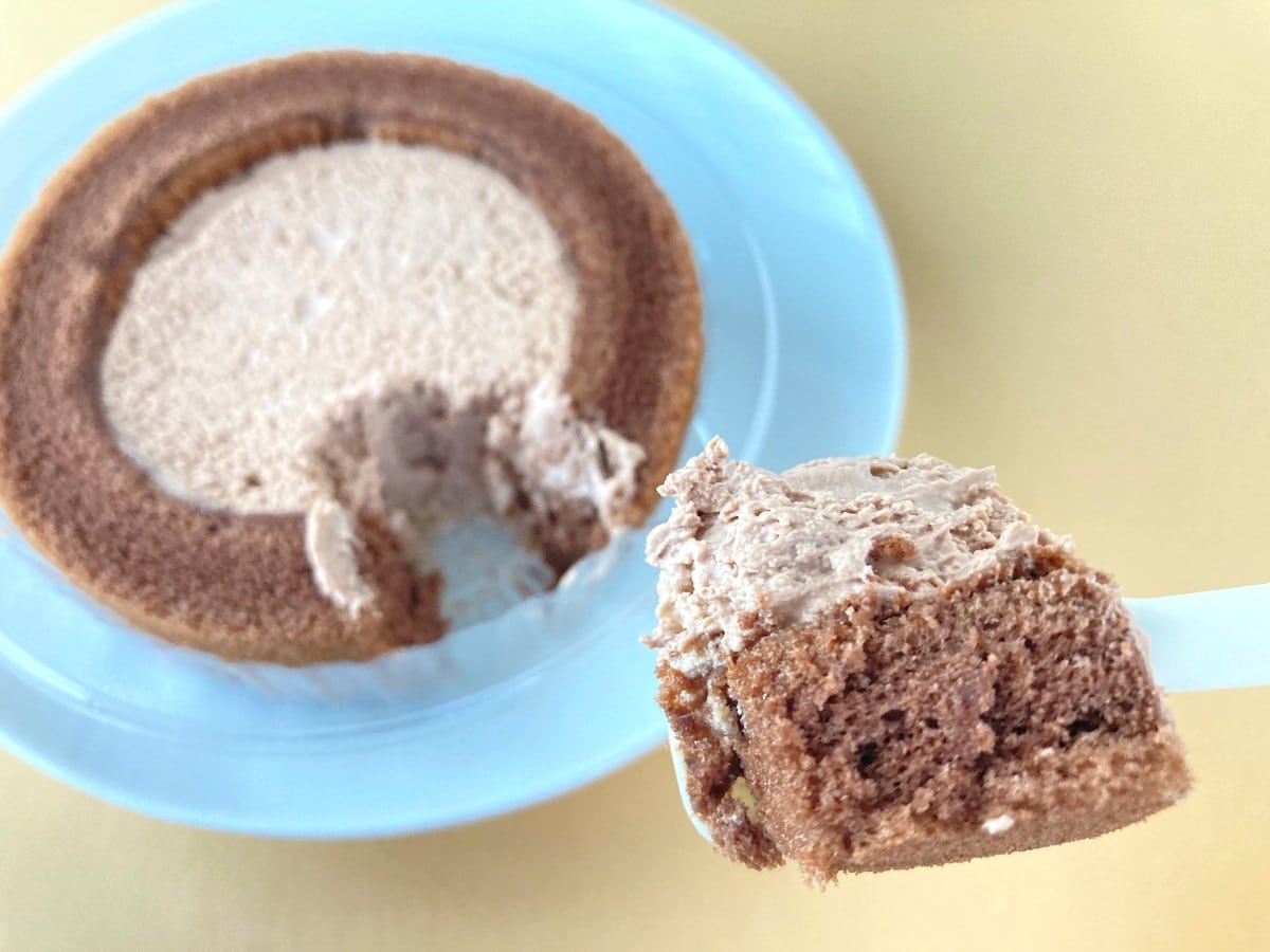 「ガリっと食感がウマ！！」【ローソン】今までにない食感のチョコロールケーキ