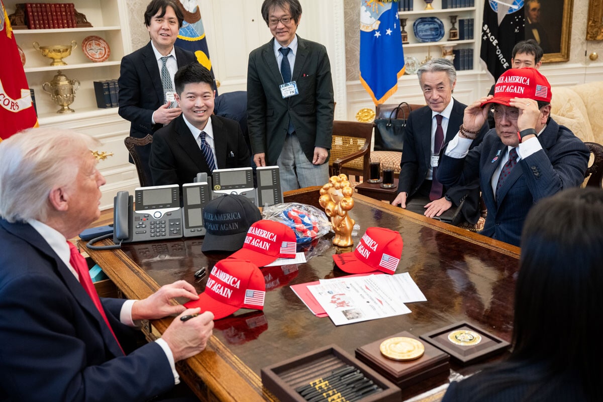 「アメリカを再び偉大に」。トランプのスローガンが書かれた赤帽を被った赤沢大臣（写真：cWhite　House／ZUMA　Press　Wire／共同通信イメージズ）