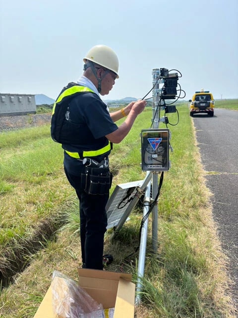 バードソニックを今年7月4日、鳥取空港に設置した際の写真。航空機が飛ばない時間帯に作業をするため、時には徹夜作業になることもあるそう（辻維周氏提供）