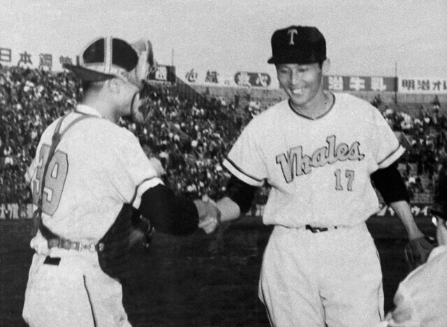 1960年の大洋vs大毎の日本シリーズ第1戦、勝利を挙げた投手・秋山登（右）と捕手・土井淳（写真：共同）