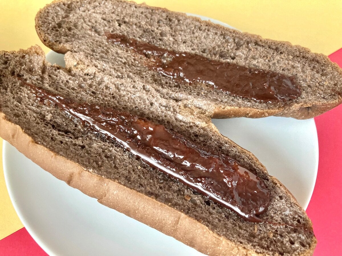 チョコクリームの塗り方が斬新！？【セブン】コスパが魅力的なチョコパン