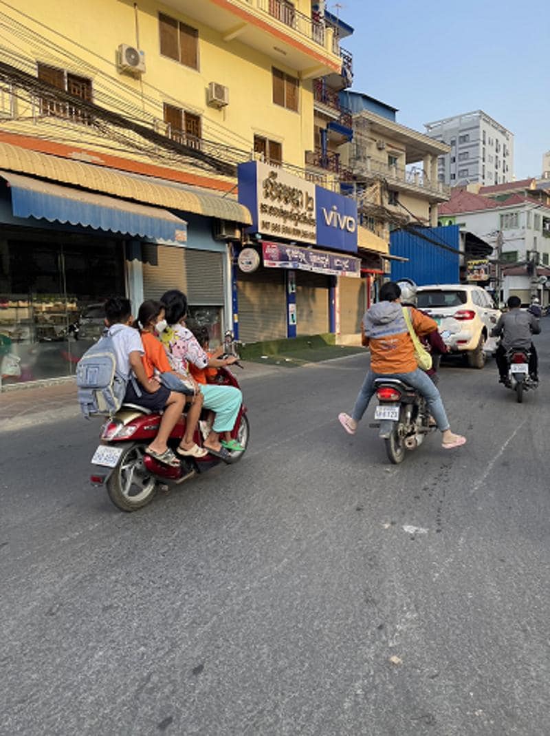 (株)ナップス「カンボジアへのヘルメット寄贈