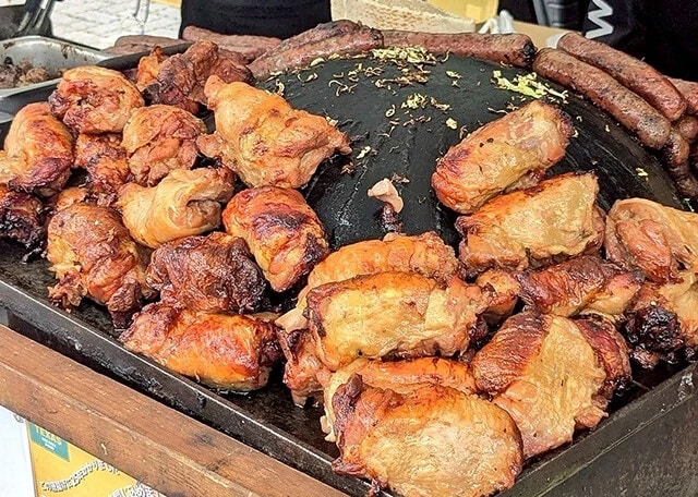店頭の鉄板鍋には常時肉の山！