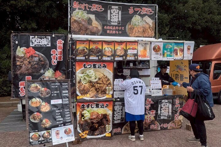 試合前に立ち寄れる！　もちろん観戦しなくてもガッツリフードやスイーツを楽しめる！