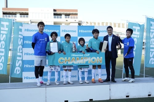 川崎から世界へ「第2回ハイセンスカップU12」　川崎フロンターレU-12が優勝　サッカー元日本代表の柿谷曜一朗氏もエール 「第2回ハイセンスカップU12」で優勝した川崎フロンターレU-12の選手らにトロフィーなどが授与された