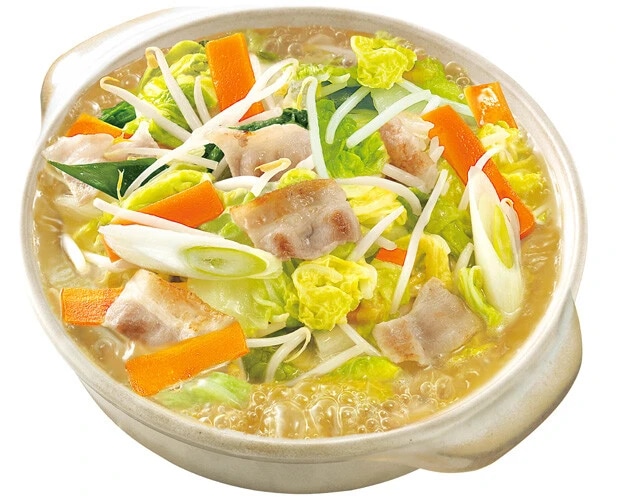 「岐阜タンメン」のニンニクと豚ガラが利いたスープを、鍋つゆに昇華。白菜やキャベツがとにかく進む！　3～4人前で、薄めずストレートで使える。写真は調理例