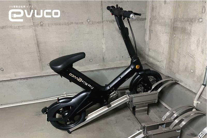 免許不要の“原付”evuco、ハンマーで叩いても壊れない頑丈ボディに特殊モーターで坂道スイスイ　コンセプトは「大人が自然に乗れる一台」