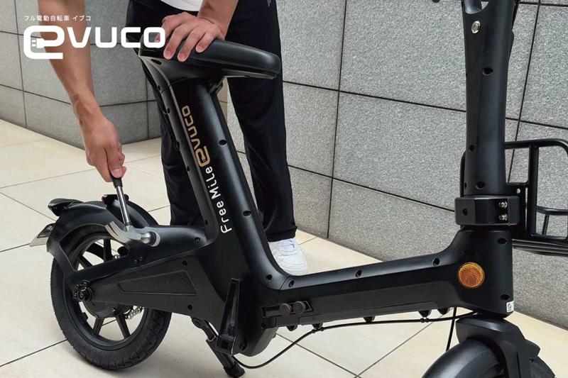 免許不要の“原付”evuco、ハンマーで叩いても壊れない頑丈ボディに特殊モーターで坂道スイスイ　コンセプトは「大人が自然に乗れる一台」
