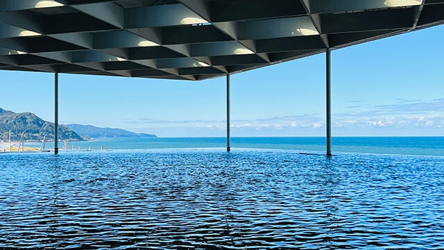 日本海に面する大水槽「日本海テラス」。水槽の上部が海面と一体になって見える