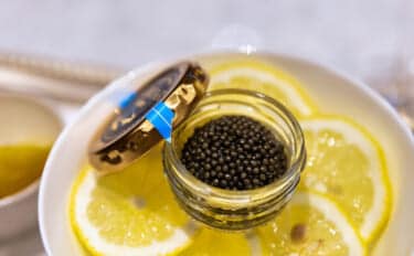 投薬で性転換させたチョウザメからキャビアの採取が可能に! 雄の廃棄ゼロを目指す