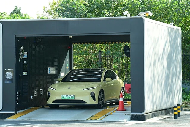 充電ステーションだけでなく、バッテリーそのものを交換できるステーションも登場。こちらはEVメーカーのNIOが提供するステーションで、入庫すると自動でバッテリーの交換が行なわれる。EV各社、CATLもバッテリー交換ステーションに参入している