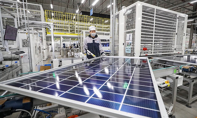 中国では他国がまだエコ意識の低かった2000年代後半から本気で太陽光パネル開発を進め、現在では世界に流通する太陽光パネルの9割を製造するまでに超成長。中国国内の平地では大規模な太陽光発電所の建設ラッシュで、すでにコスパ的にも火力発電を上回るレベル。実は海にまで太陽光発電所を建設済み