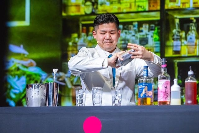 「サントリー ザ・バーテンダーアワード」優勝は若林将太さん　川崎市の「N-BAR」、応募500人の頂点 カクテルをつくる若林将太さん。「居心地のいい空間を提供したい」