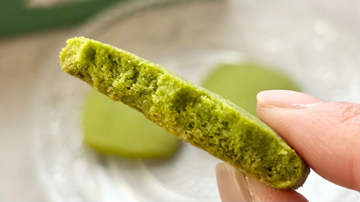 抹茶ならではの渋みとほろ苦さが贅沢！【ファミマ】のサクサククッキー