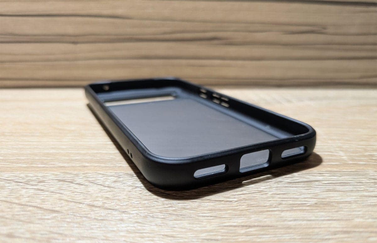 スマホケースに「ストラップホール」があるケースも少なくない1
