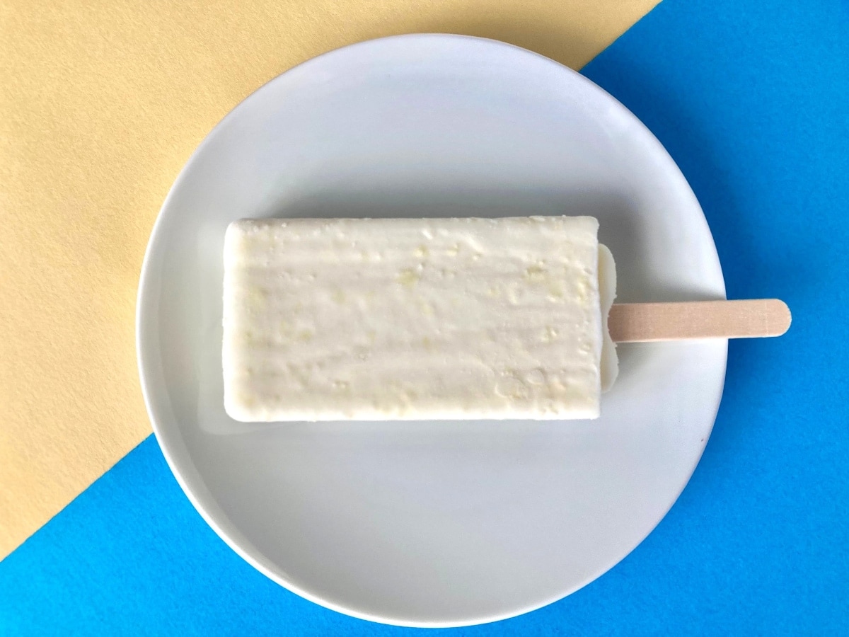 「ちゃんとチョコミント!」「リピートしたい!」【ファミマ限定】白いチョコミントアイス