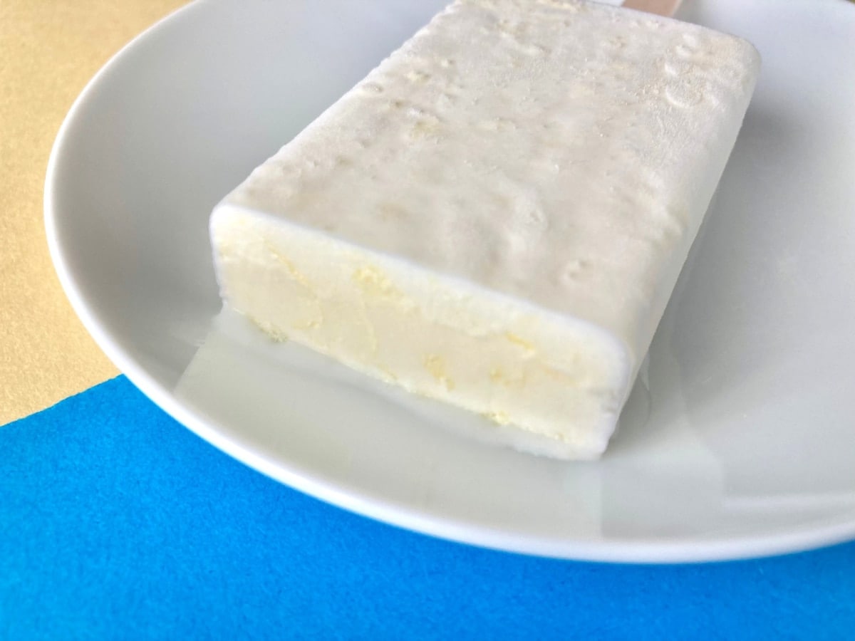 「ちゃんとチョコミント!」「リピートしたい!」【ファミマ限定】白いチョコミントアイス