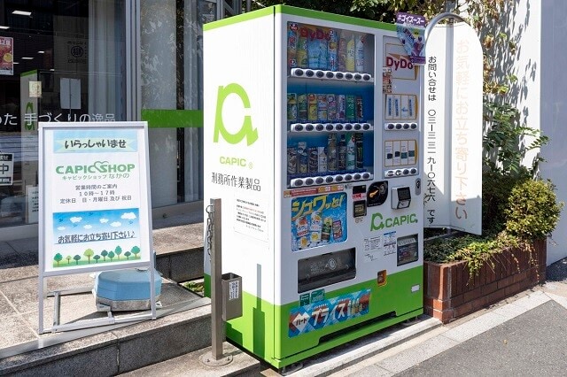 店頭には大ヒット洗剤「ブルースティック」も購入できる自販機が設置されている