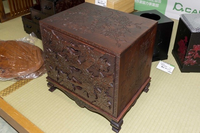 喜連川社会復帰センターで作られている日光彫の小物タンス