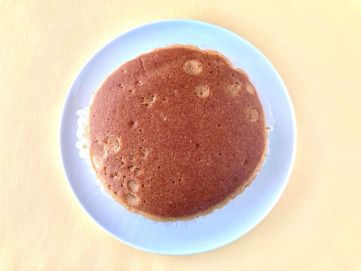 フワッとしてモチモチ！冷やして食べるのもあり！【ローソン】黒糖の味わいが楽しめる蒸しケーキ