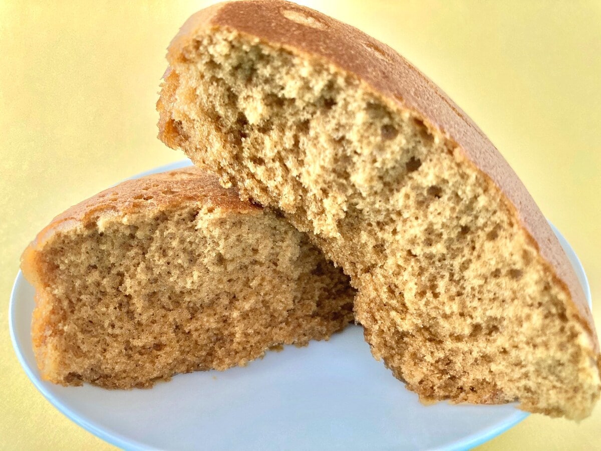フワッとしてモチモチ！冷やして食べるのもあり！【ローソン】黒糖の味わいが楽しめる蒸しケーキ
