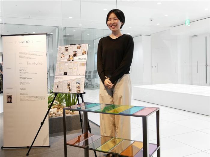 ものづくりの成功体験を新入社員に　丹青社が「人づくりプロジェクト」の成果を披露する展示会を開催 「いろに、気づきを。」がコンセプトのサイドドテーブルを制作したチームの髙野さくらさん