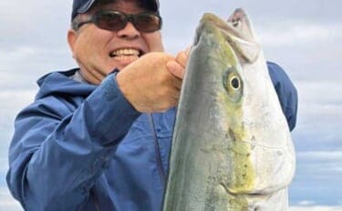 【沖のルアー釣果速報】持ち上がらないほどの重量感!ジギング船で7kg超えブリ手中に歓喜(愛知)