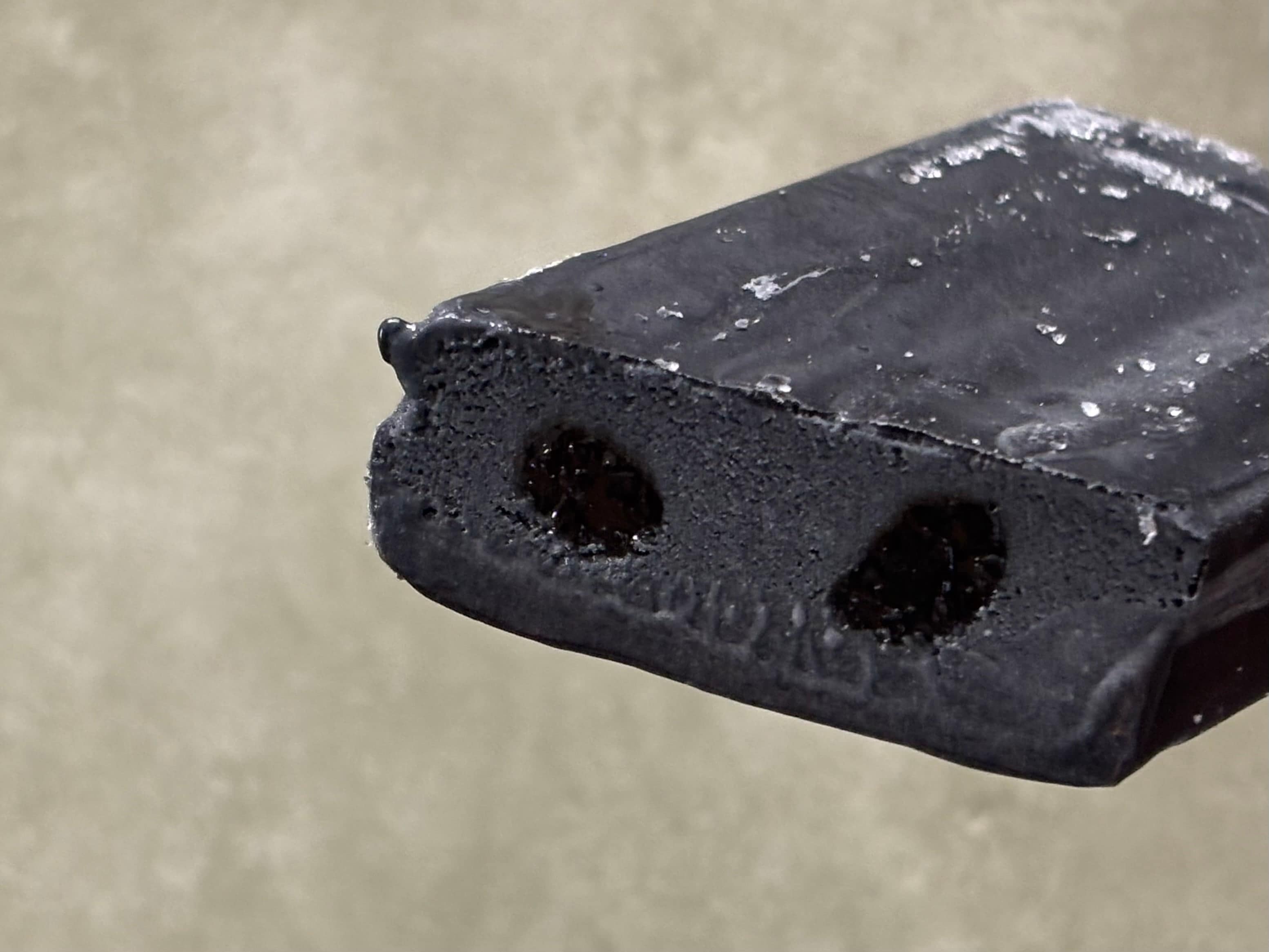 見た目は『炭』っぽいけど……【ローソン】「脳バグる」アイスを実食