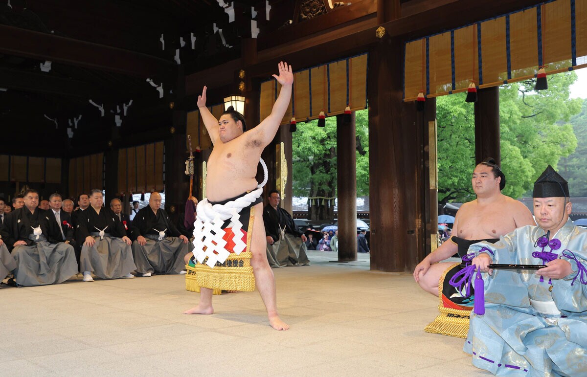 奉納土俵入りをする新横綱・大の里(中央)