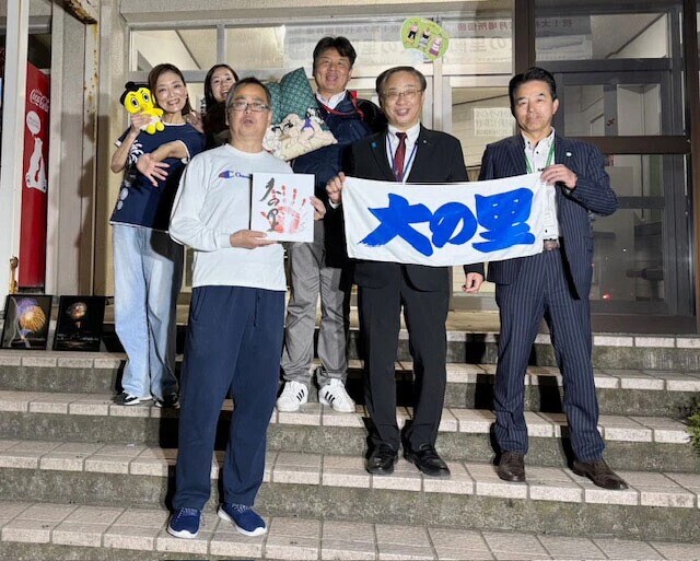 お祝いの花火には久保田郁夫市長(写真下の右から2人目)も駆けつけた