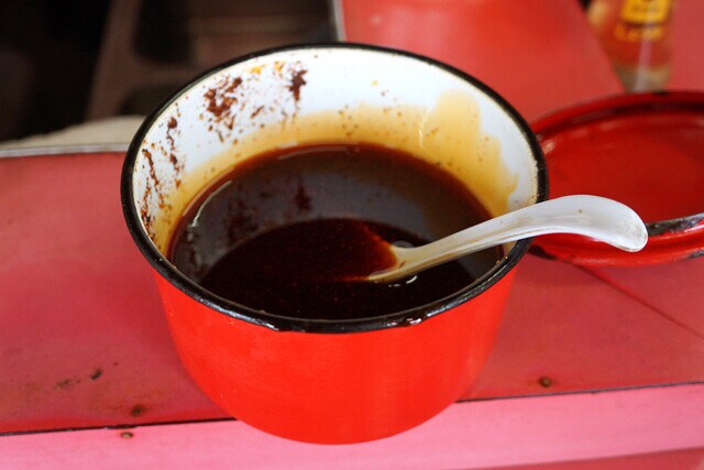 カウンター上に置かれた自家製のラー油