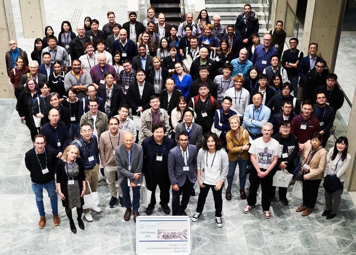 兵庫県・淡路島で開催した国際会議の集合写真。最前列中央に並ぶ４人、左から、南アフリカのアレックス・シガル（15話）、中国のユンロン（86話）、イギリスのラヴィ（56話など）、そして私の4人がオーガナイザーを務め、私がローカルオーガナイザーとしてこの会議を主催した。この会議は間違いなく、私の研究者人生のハイライトのひとつとなるだろう。