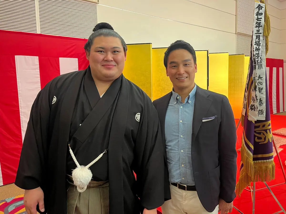 大相撲五月場所で優勝を果たした大の里（左）が所属する、二所ノ関部屋の千秋楽祝賀会に松田が参加。今回は大相撲における力士とタニマチの関係性から、日本スポーツ界の目指すべき姿について語る