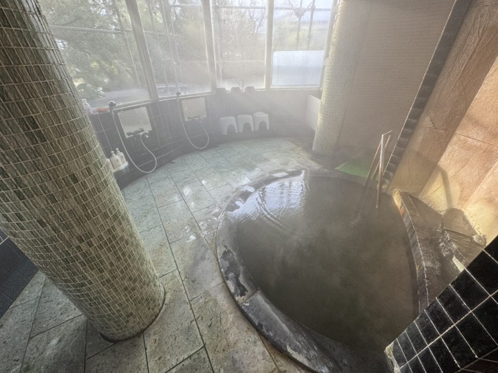 墨汁のような濃厚黒湯が掛け流し　新潟の山の幸と海の幸を堪能できる老舗宿　「岩室温泉 割烹旅館 松屋」　【コラム：おんせん！　オンセン！　温泉！】 （新潟県新潟市）