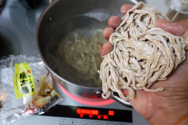 (2)ゆでる! 大きめの鍋にお湯を沸かし、豚ラーメン用極太麺をゆでたらざるに上げる。ちなみに今回は2玉使用しているが、もちろん通常サイズのペヤング+麺1玉で作っても問題ない