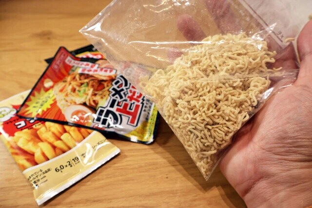 (5)有効活用! 余ったペヤングの麺はジップロックに入れたまま砕き、各種シーズニングパウダーを入れてまぶし、ベビースター風スナックにするのがオススメ。粉末調味料ならだいたい合う!
